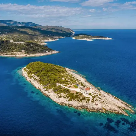 Holiday home In With Kitchen Vis